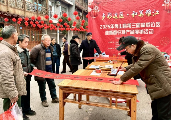 本土?xí)覟榇迕衩赓M書寫春聯(lián)。羅月園 攝