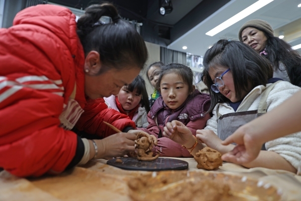 參加“童心筑夢·快樂成長”七彩假期公益托管班的孩子們正在學(xué)習(xí)陶藝制作。趙勇攝