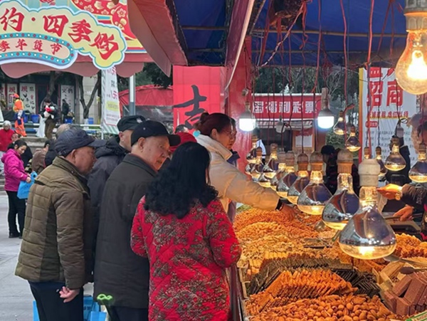 冬季年貨節(jié)主會場吸引了眾多市民逛展、備年貨。長生橋鎮(zhèn)供圖