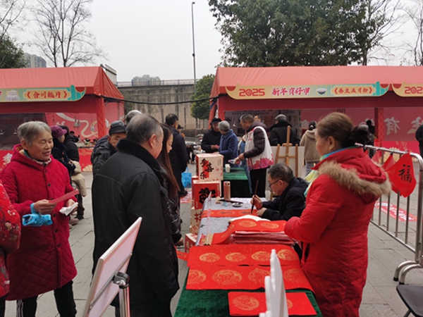 書法愛好者揮毫寫春聯(lián)。長生橋鎮(zhèn)供圖