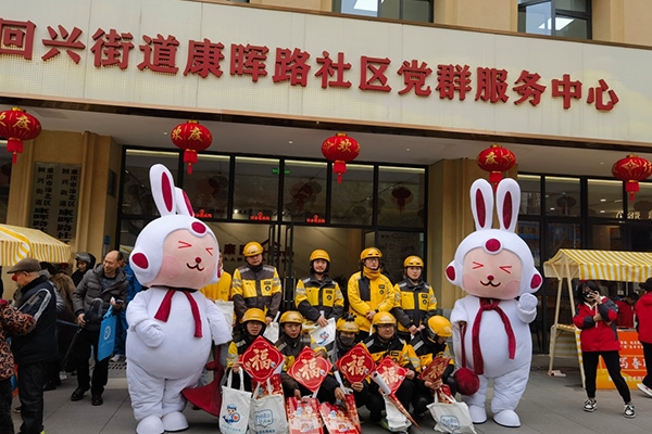 領(lǐng)取“社保政策大禮包”。渝北區(qū)人力社保局供圖