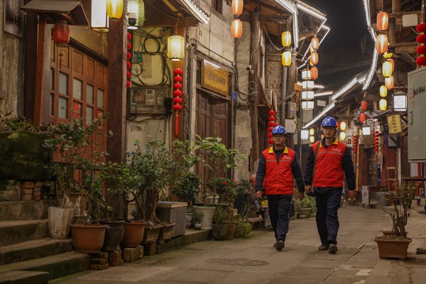 工作人員巡視用電安全。張強(qiáng)攝