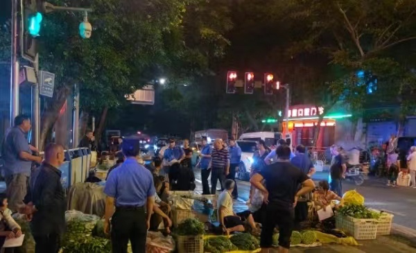 城管執(zhí)法人員開展夜間宣傳引導(dǎo)、規(guī)范整治。巴南區(qū)城市管理局供圖