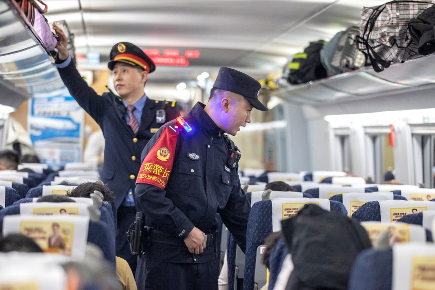 1月20日，在G4616次列車車廂，乘警李鎮(zhèn)與列車長王家山對車廂進(jìn)行巡視，并向旅客開展安全宣傳。胡勇攝