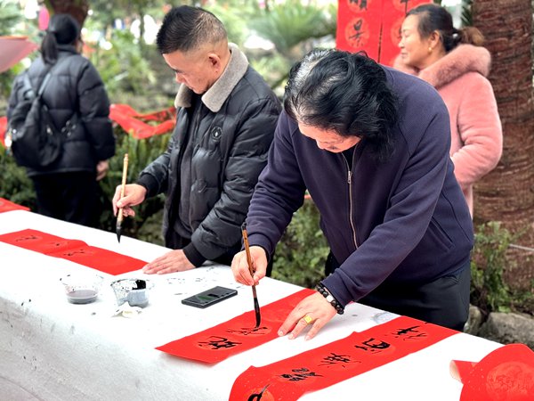 為市民書寫對(duì)聯(lián)。陳俊攝