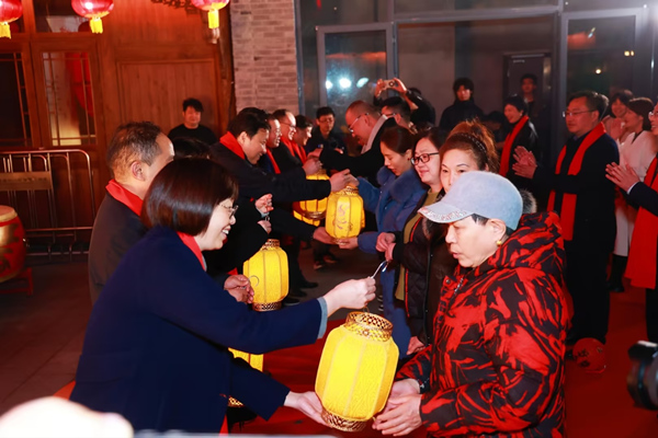 現(xiàn)場送上祈福燈籠。十八梯供圖