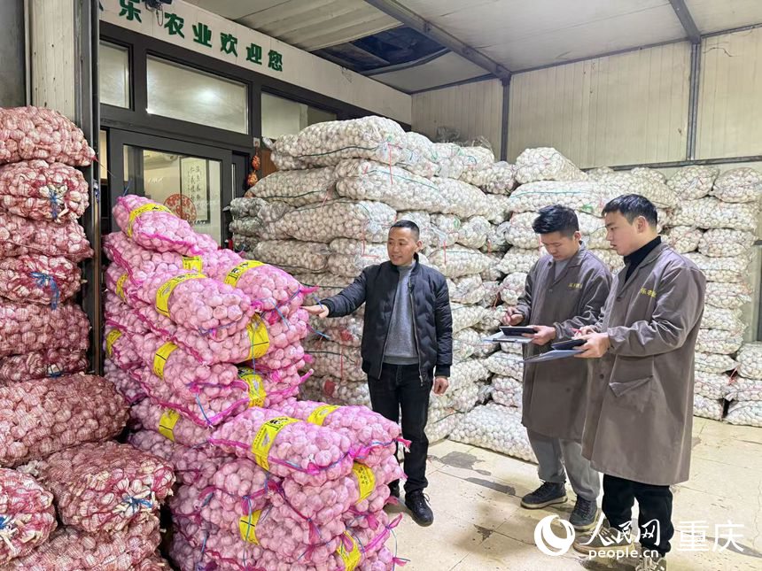 倪昔武和店員在清點(diǎn)庫(kù)存。人民網(wǎng)記者 胡虹攝