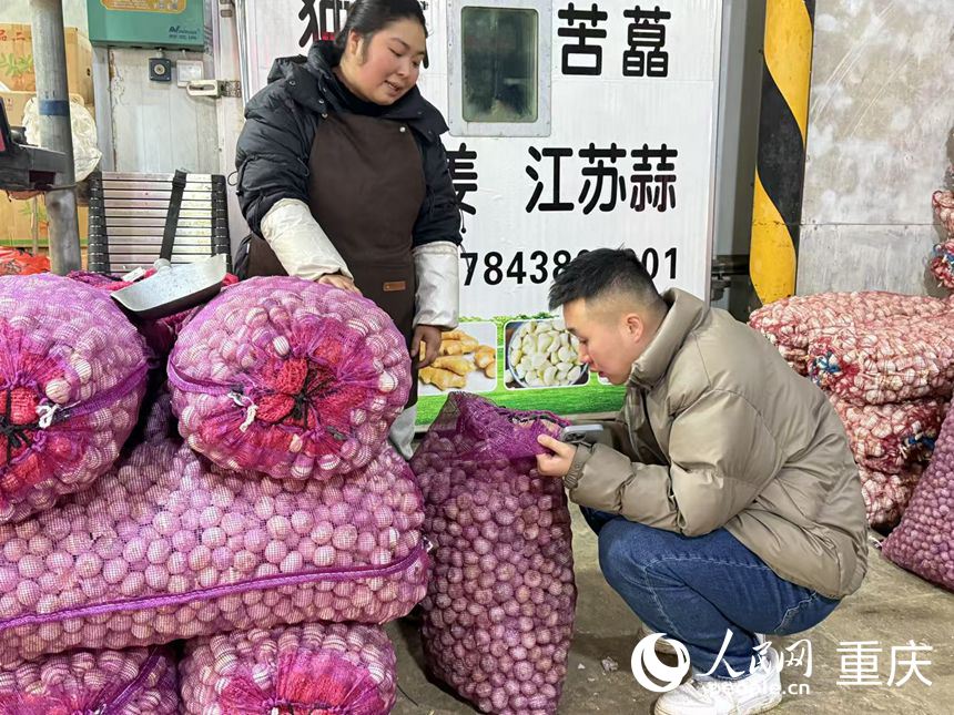 采購(gòu)商來倪昔武店里詢價(jià)看貨。人民網(wǎng)記者 胡虹攝