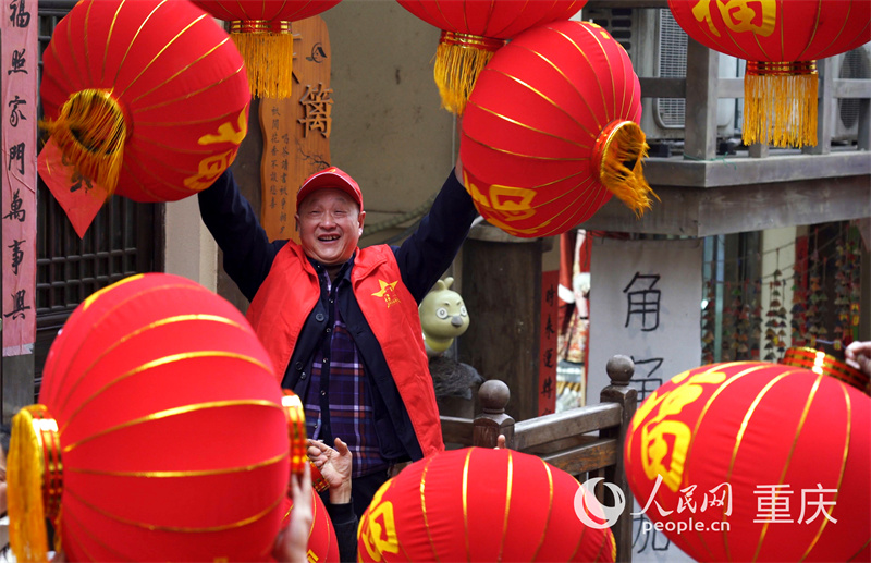 志愿者為黃葛古道敦厚坡老街的傳統(tǒng)民居掛燈籠。