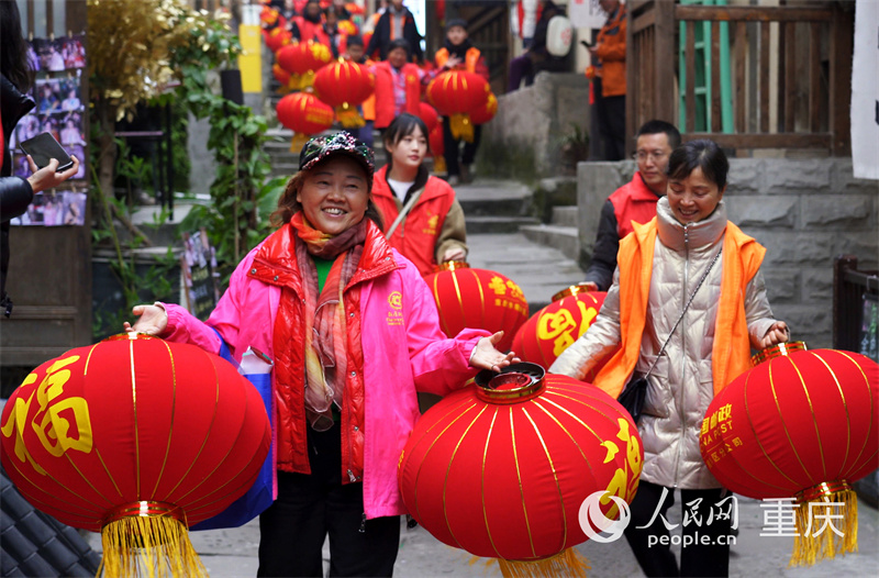 									“志愿紅”讓老街年味兒更足					新春佳節(jié)將至，位于重慶市南山風(fēng)景區(qū)的黃葛古道迎來一群“老朋友”，他們是海棠溪街道敦厚社區(qū)的黨員志愿者、少數(shù)民族代表及轄區(qū)社會(huì)組織的愛心人士們。每年除夕前，大家都會(huì)相約為黃葛古道營造濃濃年味。				