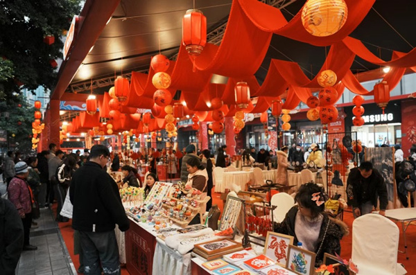 解放碑非遺市集。渝中區(qū)融媒體中心供圖