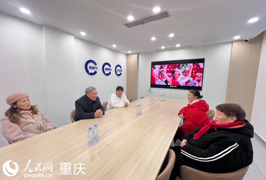 									老張的“秘籍”					今年68歲的老張，名叫張光理，曾是一名鄉(xiāng)鎮(zhèn)干部。退休后家人讓他好好享受悠閑時(shí)光，他卻偏偏閑不住，愛去給人講道理。于是就成了重慶市九龍坡區(qū)中梁山街道“消氣包”綜合調(diào)解中心專職調(diào)解員，一直從事基層調(diào)解工作。　　居民們都親切地叫他，老張。				