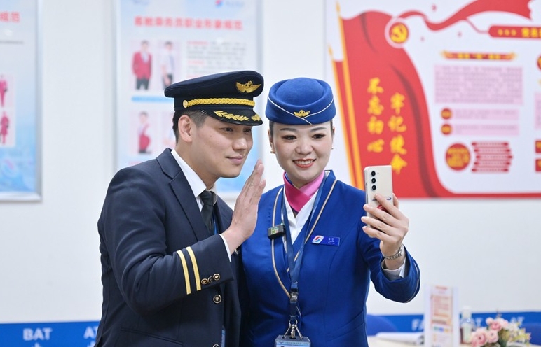 									“雙飛”家庭萬米高空守護(hù)萬家團(tuán)圓					在民航業(yè)內(nèi)，像許航和楊曌這樣都從事飛行工作的夫妻被稱為“雙飛”家庭，由于航班生產(chǎn)的需要和運(yùn)行排班的特殊性，飛行時(shí)間不固定，“雙飛”家庭的夫妻總是聚少離多。這樣的“雙飛”家庭，在重慶航空目前有32對(duì)。				
