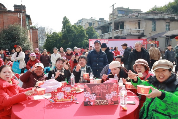 居民朋友們齊聚一堂品嘗傳統(tǒng)美食。巴南區(qū)委宣傳部供圖