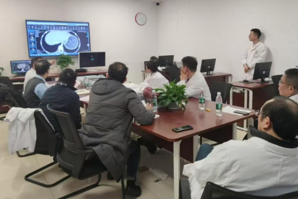 組織專家會(huì)診。重醫(yī)附二院供圖