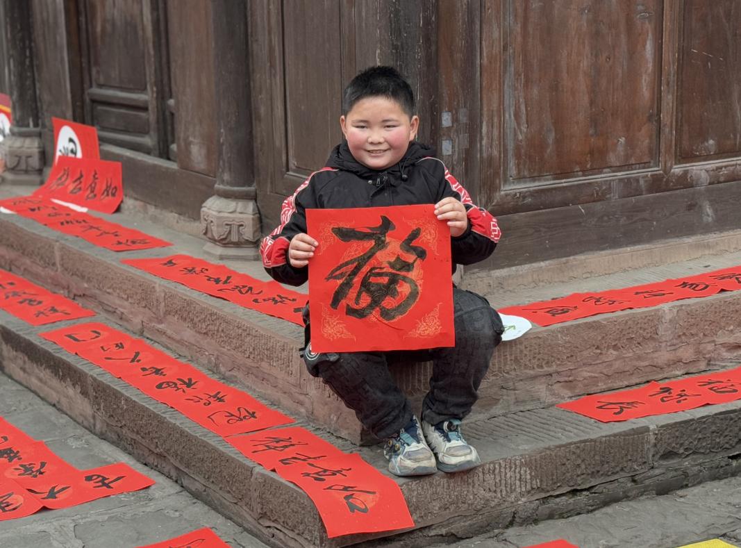 銅梁區(qū)安居古城“非遺年集”年味濃。黃亞輝攝