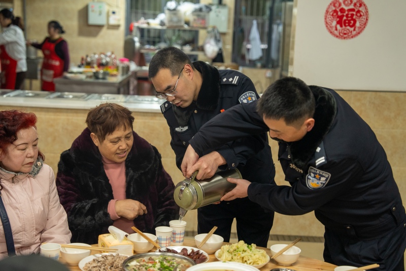 派出所里的年夜飯現(xiàn)場。渝中區(qū)公安分局供圖