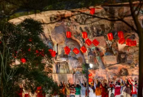 大足石刻無數(shù)孔明燈飛向夜空。瞿波攝
