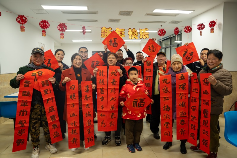 									派出所里的年夜飯					“陳婆婆，我們派出所想邀請(qǐng)你明天來吃年夜飯，你有空沒得？”　　“要的，要的！幾點(diǎn)鐘！我一定來！”　　今年91歲的陳婆婆在接到轄區(qū)民警電話的時(shí)候，顯得十分高興。2025年春節(jié)到來之際，重慶市公安局渝中區(qū)分局大坪派出所，邀請(qǐng)了轄區(qū)居民代表來所里一起吃一頓年夜飯，共度新春。				