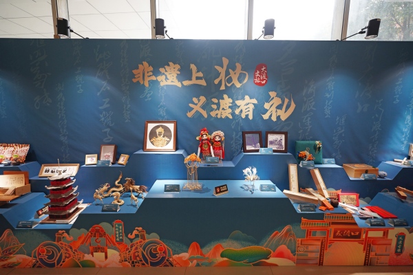 大渡口區(qū)圖書館眾多文創(chuàng)展品現(xiàn)場展示。鐘戈攝
