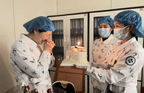									醫(yī)護(hù)人員的春節(jié)：為生命守歲					“曉麗，生日快樂！”1月30日，大年初二，在重慶大學(xué)附屬沙坪壩醫(yī)院重癥醫(yī)學(xué)科，護(hù)士馬曉麗的兩位“親密戰(zhàn)友”趁著中午吃飯的間隙，為她送上提前準(zhǔn)備的蛋糕。望著同事們真誠的笑臉，馬曉麗濕了眼眶。				