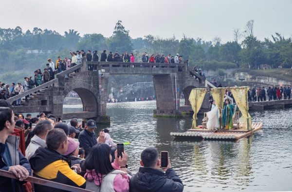 萬靈古鎮(zhèn)游人如織。榮昌區(qū)委宣傳部供圖