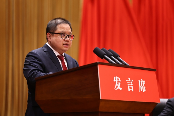 重慶智飛生物制品股份有限公司副董事長、總裁蔣凌峰在會上發(fā)言。江北區(qū)委宣傳部供圖