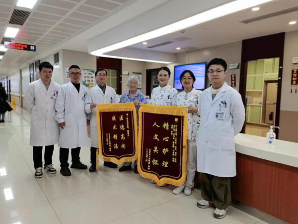 患者出院時(shí)與醫(yī)護(hù)人員的合影。重慶醫(yī)科大學(xué)附屬第二醫(yī)院供圖