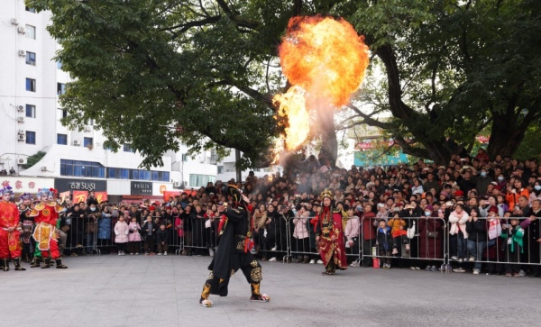 噴火表演。重慶市萬靈山旅游開發(fā)集團(tuán)有限公司供圖