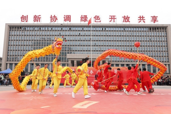 舞龍表演。重慶市萬靈山旅游開發(fā)集團(tuán)有限公司供圖