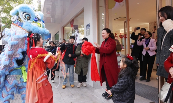向市民拜年。重慶市萬靈山旅游開發(fā)集團(tuán)有限公司供圖
