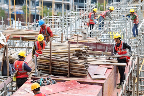 鳳棲湖畔項目建設現(xiàn)場。向詩佳攝