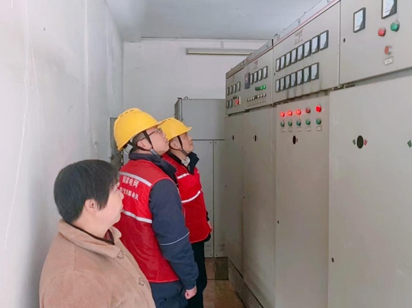 電力員工對(duì)企業(yè)配電房進(jìn)行安全檢查。國網(wǎng)重慶永川供電公司供圖