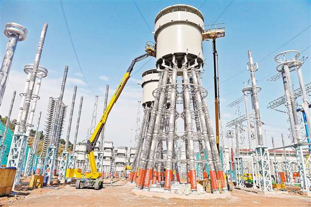 二月十日，作業(yè)人員在渝北換流站直流場安裝各種設施。通訊員 游紹斌 攝\視覺重慶