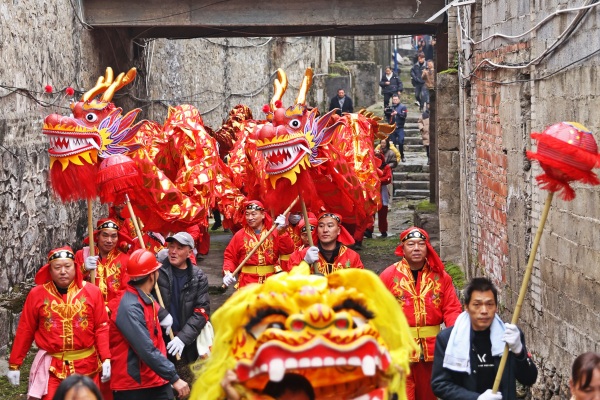 2月12日，彭水苗族土家族自治縣郁山鎮(zhèn)舞龍隊(duì)正在開(kāi)展游街活動(dòng)。趙勇攝