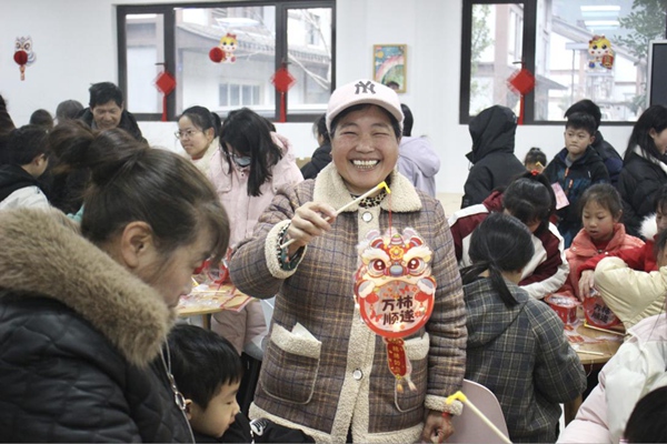 村民展示花燈成品。程奕茹攝