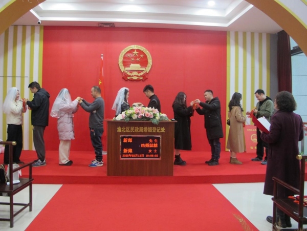 宣誓領(lǐng)取結(jié)婚證現(xiàn)場。吳光霞攝