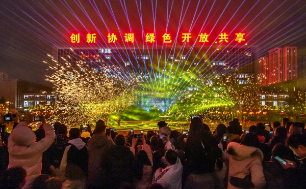 打鐵花表演。張春連攝