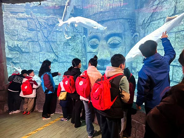 孩子們走進海洋館?；顒又鬓k方供圖
