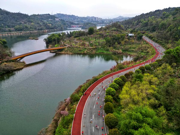 風景優(yōu)美的賽道?；顒又鬓k方供圖