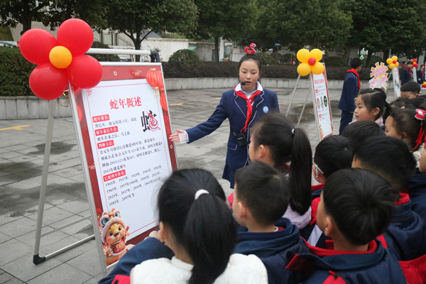 江津區(qū)聚奎小學(xué)以“祥蛇舞新春，奎星啟新程”為主題，通過“蛇年文化小講堂”展示、制作蛇年主題手工藝品等活動(dòng)開啟新學(xué)期。聚奎小學(xué)供圖