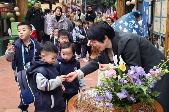 江津區(qū)幾江幼兒園以“生長(zhǎng)的力量”為題，啟動(dòng)“種子列車”，開啟新學(xué)期第一天。幾江幼兒園供圖