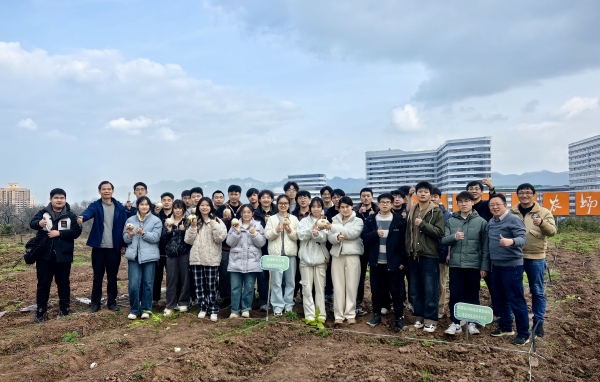 采摘現(xiàn)場師生合影。重慶理工大學供圖