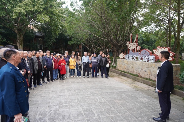黨員參觀清廉文化公園。陳家橋街道供圖