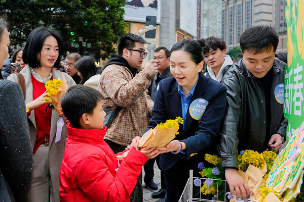 活動現(xiàn)場為市民游客送出賞花邀請函。活動方供圖