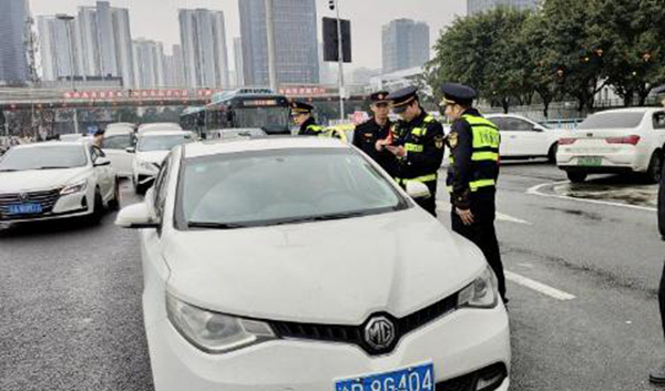 春運(yùn)期間交通執(zhí)法人員在火車北站檢查網(wǎng)約車。軌道交通支隊(duì)二大隊(duì)供圖