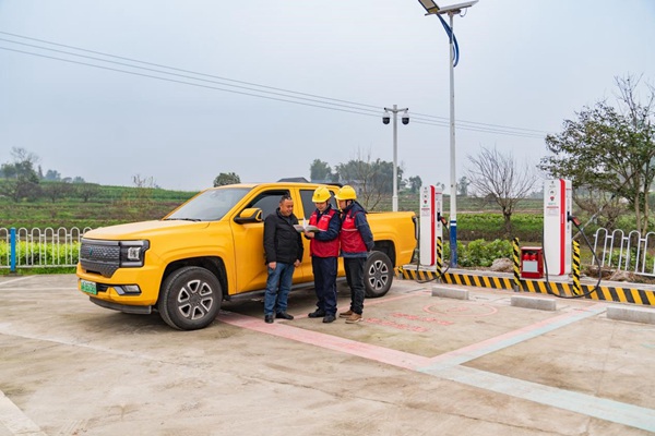 電力人員服務(wù)新能源車主充電。國(guó)網(wǎng)重慶永川供電公司供圖