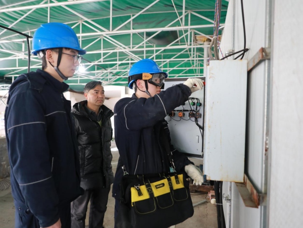 國(guó)網(wǎng)重慶綦江供電公司趕水供電所工作人員正在雙豐蘿卜加工廠(chǎng)檢查烘干機(jī)控制器指示有無(wú)異常。袁巧攝