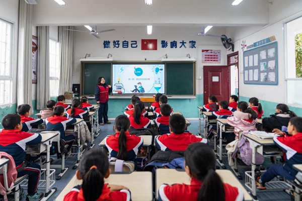 電力志愿者為學(xué)生們開設(shè)安全用電開學(xué)第一課。國網(wǎng)重慶永川供電公司供圖
