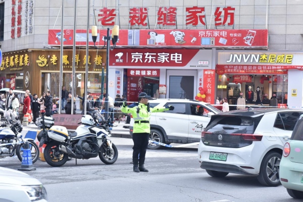 酉陽交巡警指揮交通。宋果攝